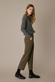 Cardigan in puro cashmere grigio, linea essenziale e struttura in puro cashmere