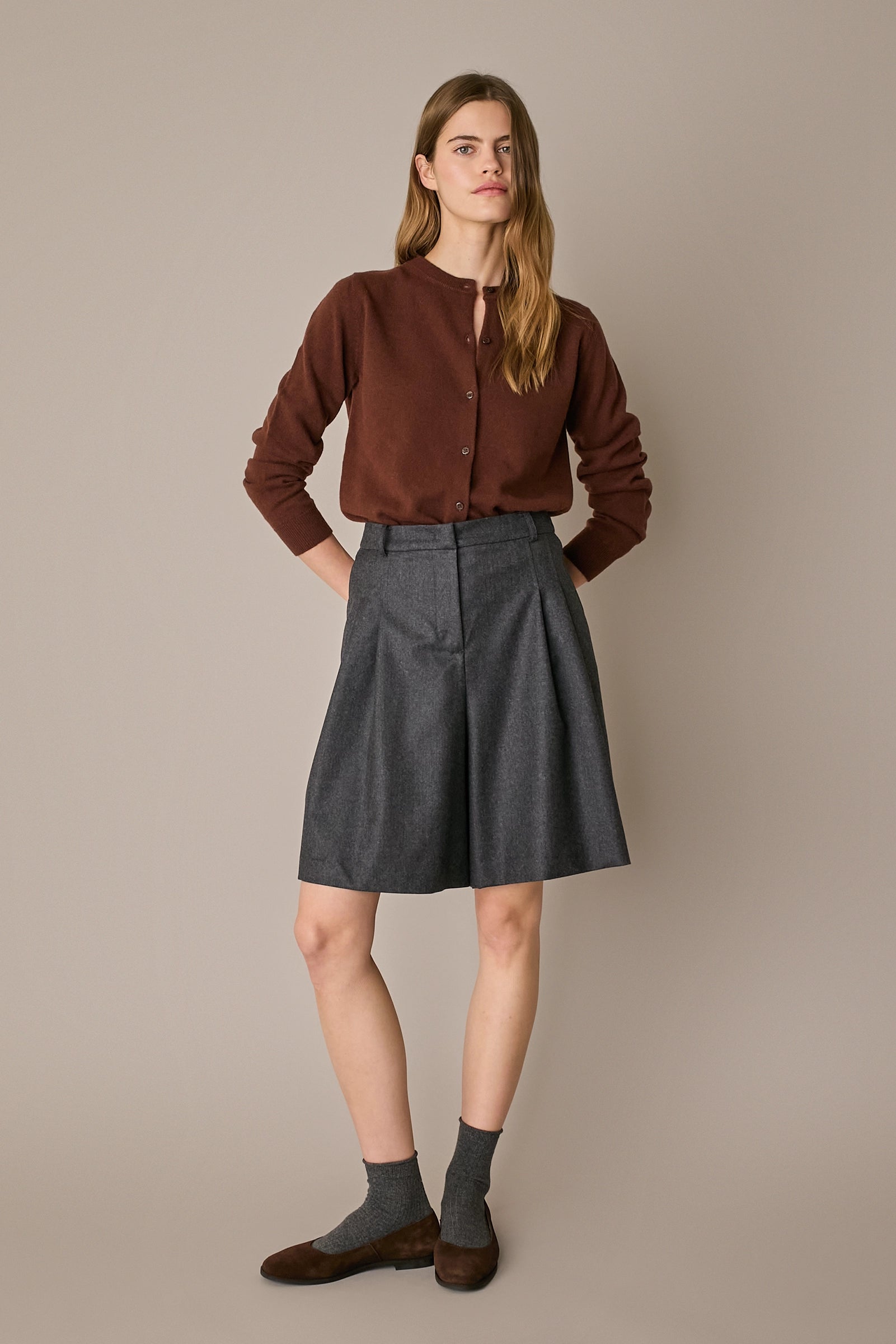 Cardigan in puro cashmere marrone, silhouette versatile