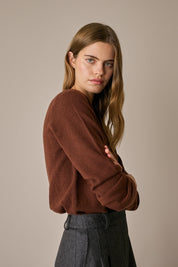 Cardigan in puro cashmere marrone, finitura pulita e linea essenziale