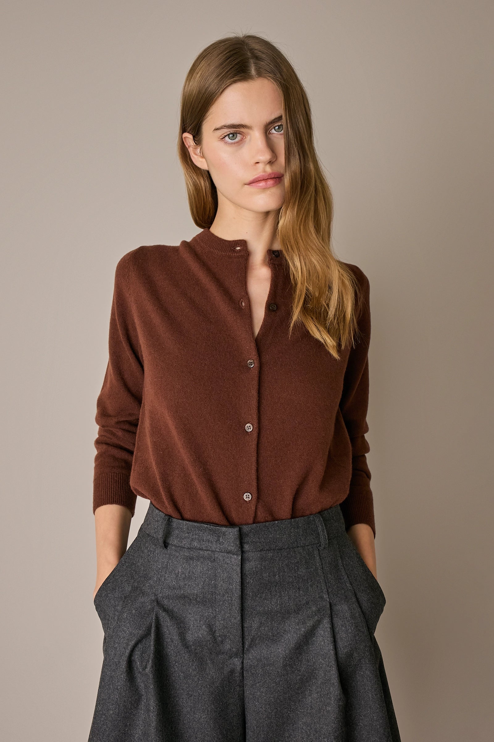 Cardigan in puro cashmere marrone con silhouette versatile