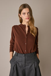 Cardigan in puro cashmere marrone con silhouette versatile