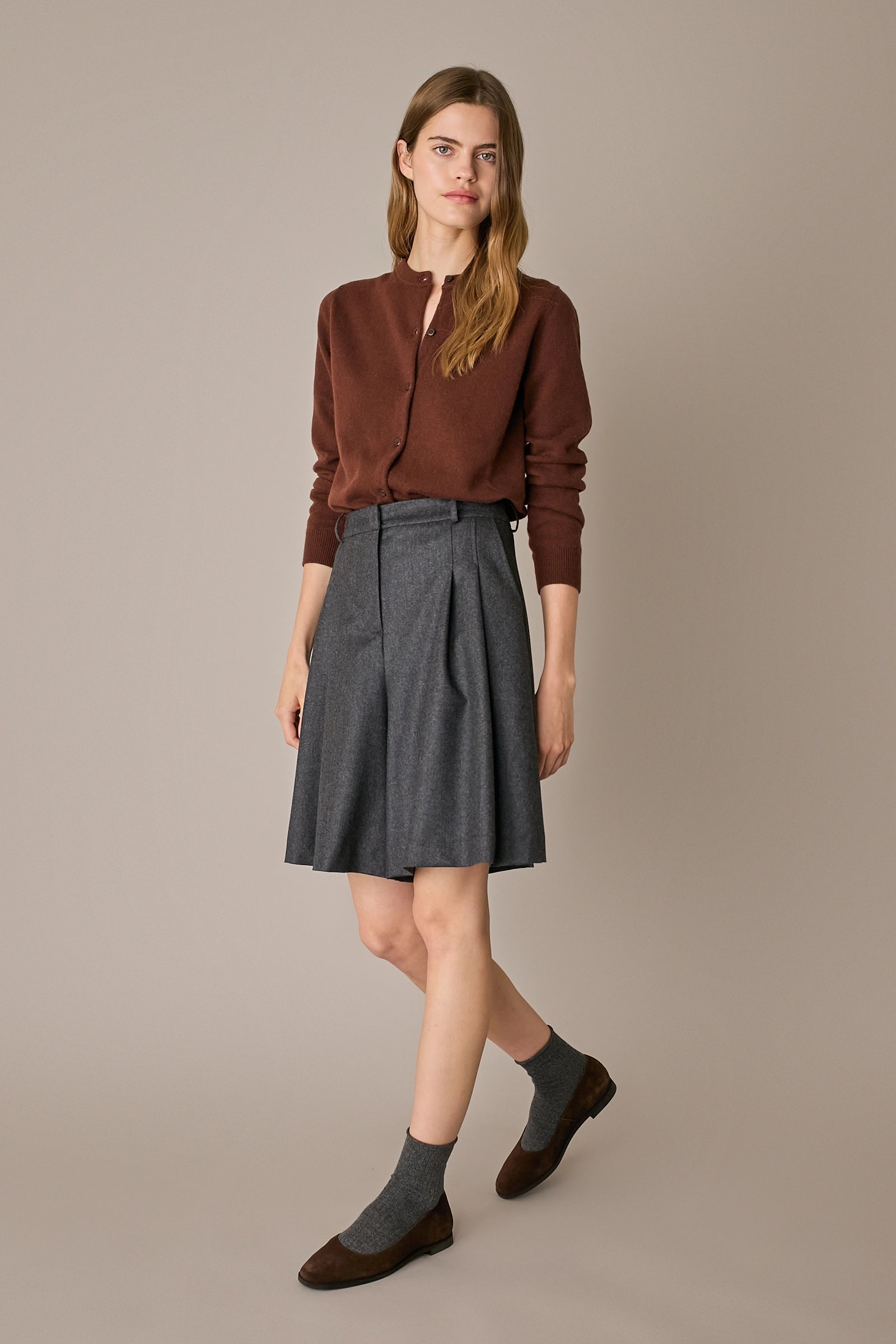 Cardigan in puro cashmere marrone, silhouette versatile e finitura raffinata