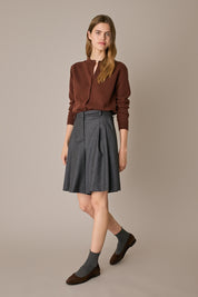 Cardigan in puro cashmere marrone, silhouette versatile e finitura raffinata