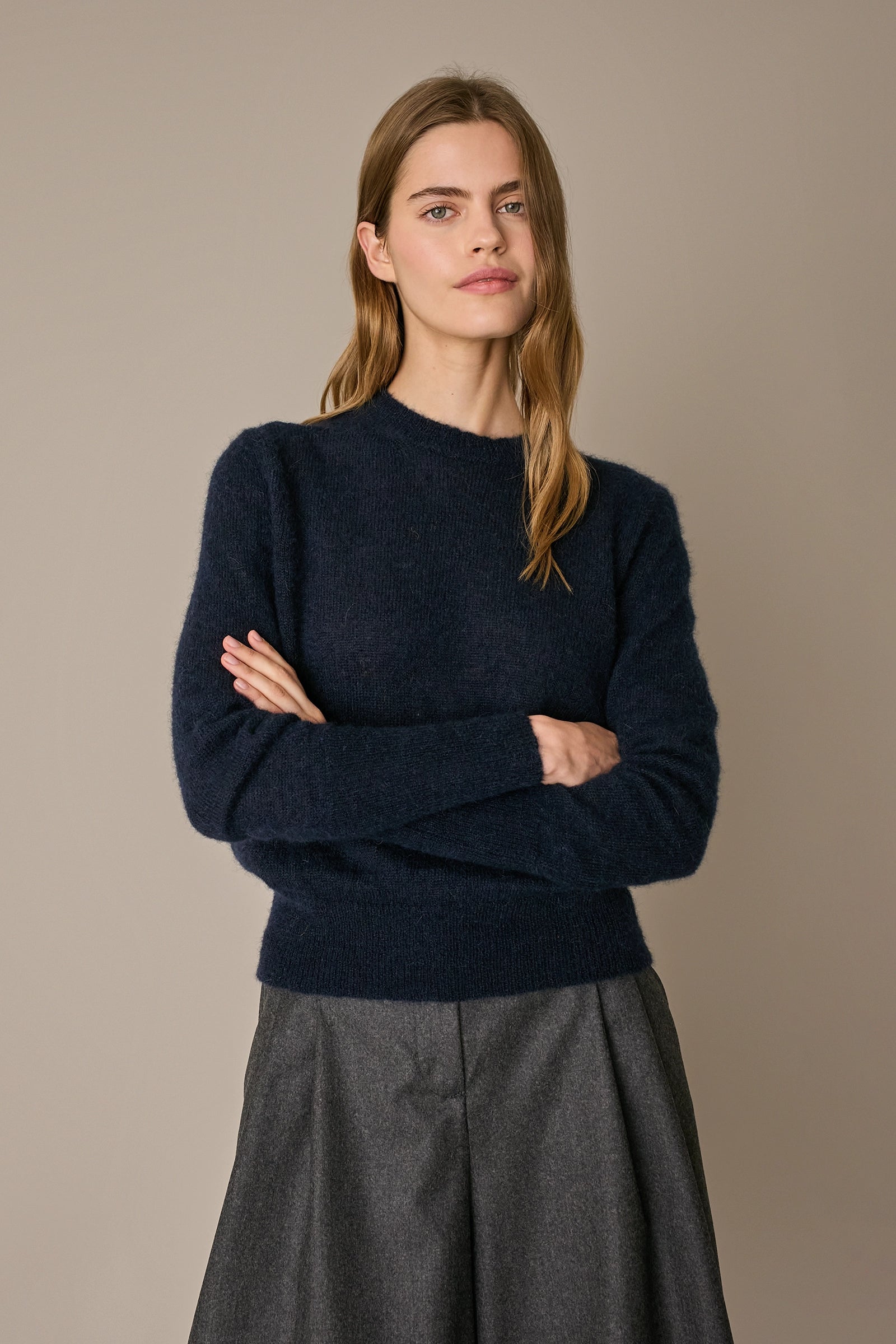 Maglia girocollo in alpaca blu navy, polsini alti