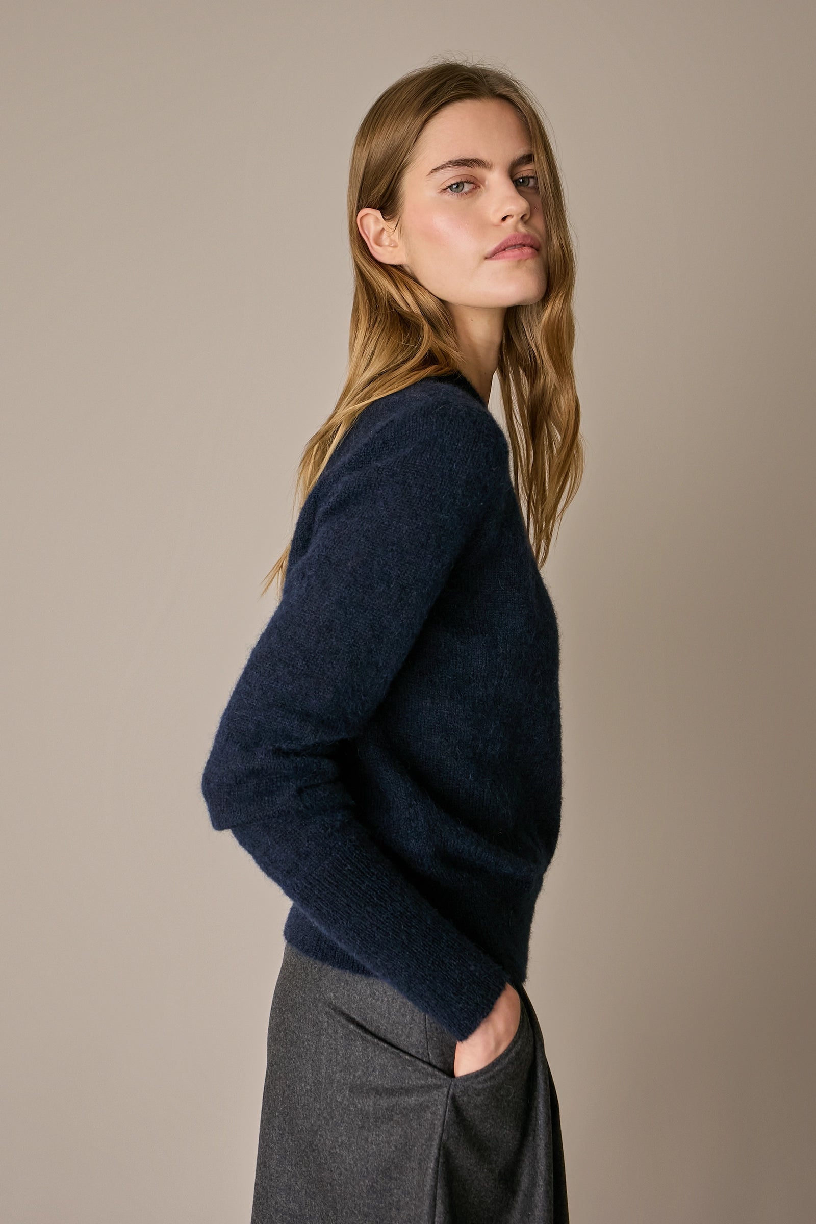 Maglia girocollo in alpaca blu navy, vestibilità regolare e polsini alti