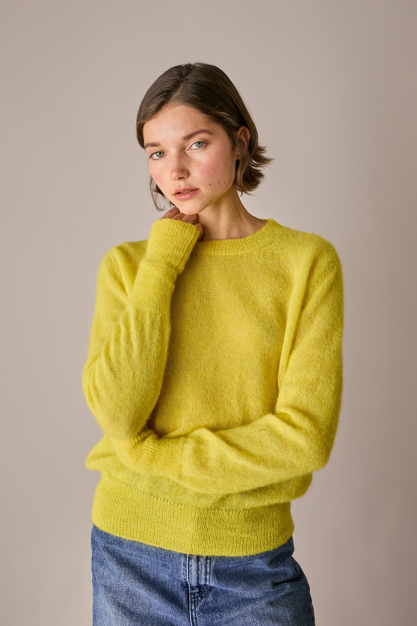 maglia girocollo in alpaca giallo, modello girocollo