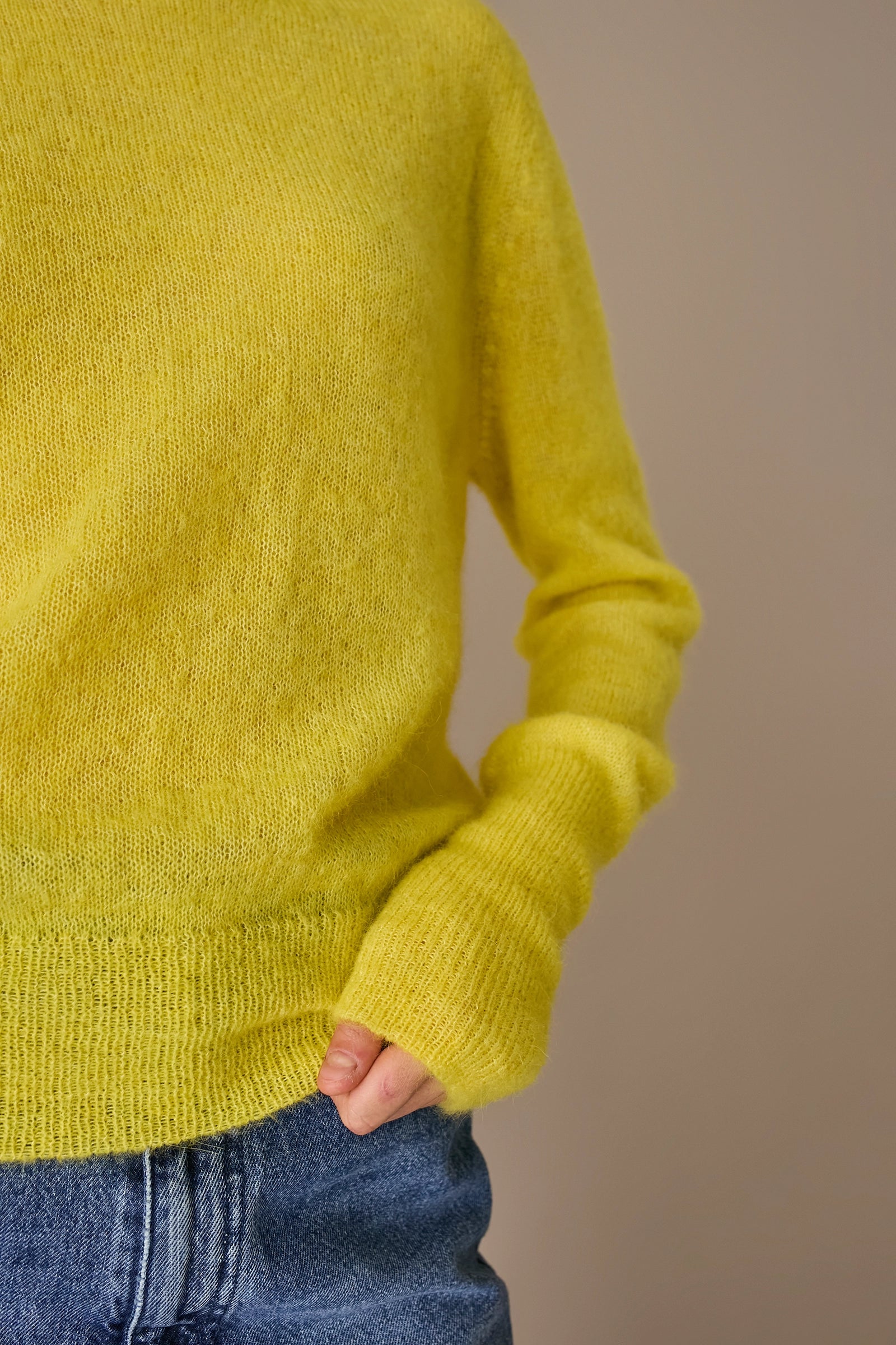 maglia girocollo in alpaca giallo, polsini alti