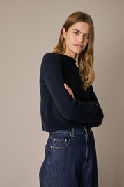 Maglia in alpaca e lana con scollo a barca blu navy con maniche svasate