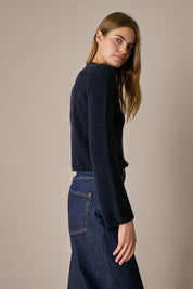 Maglia in alpaca e lana con scollo a barca blu navy, maniche svasate e struttura in alpaca