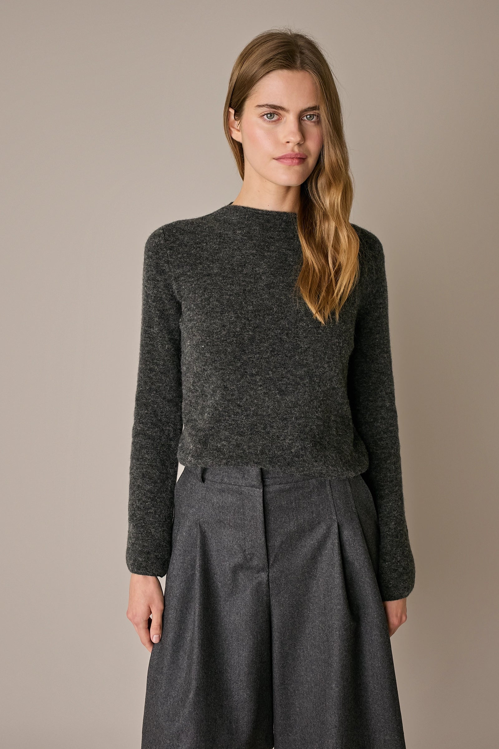 Maglia in alpaca e lana con scollo a barca grigio scuro, scollo a barca