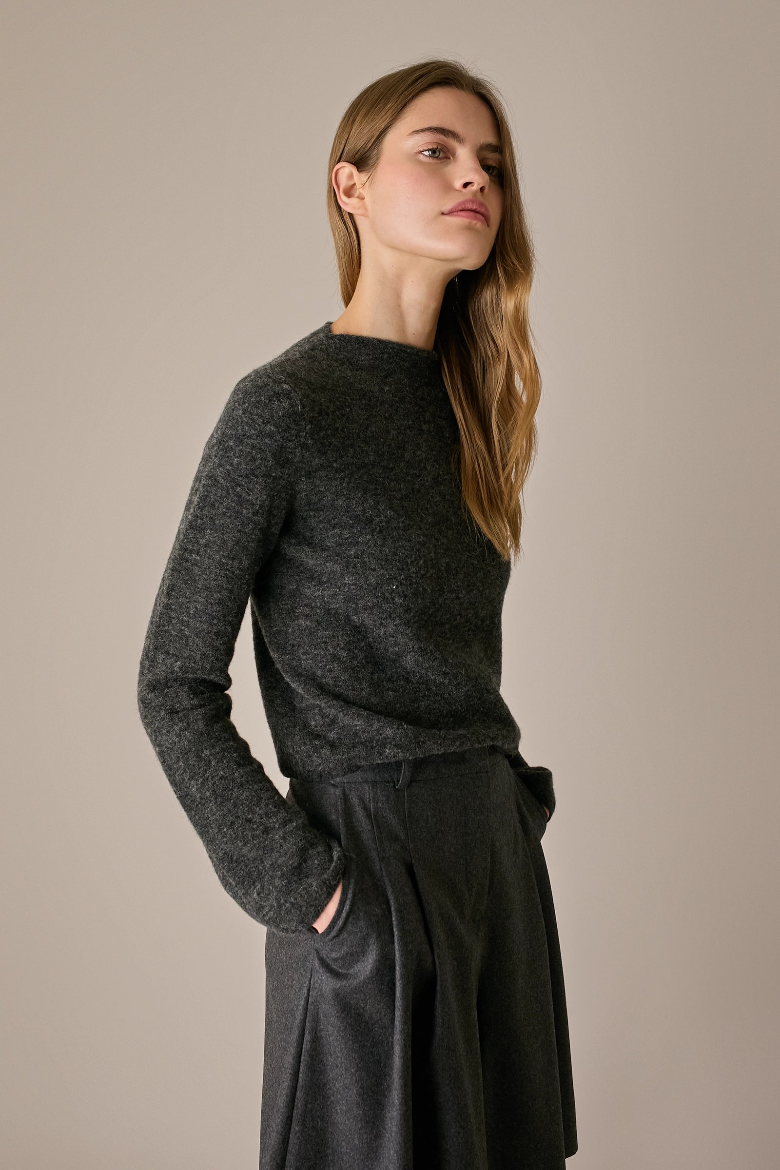 Maglia in alpaca e lana con scollo a barca grigio scuro, maniche svasate e scollo a barca