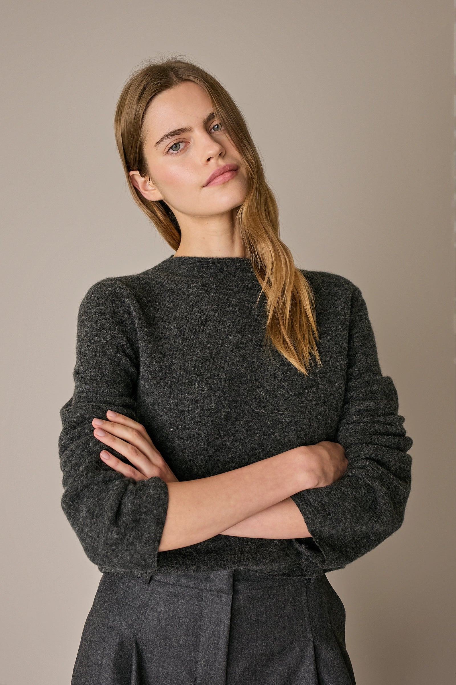 Maglia in alpaca e lana con scollo a barca grigio scuro, scollo a barca in alpaca