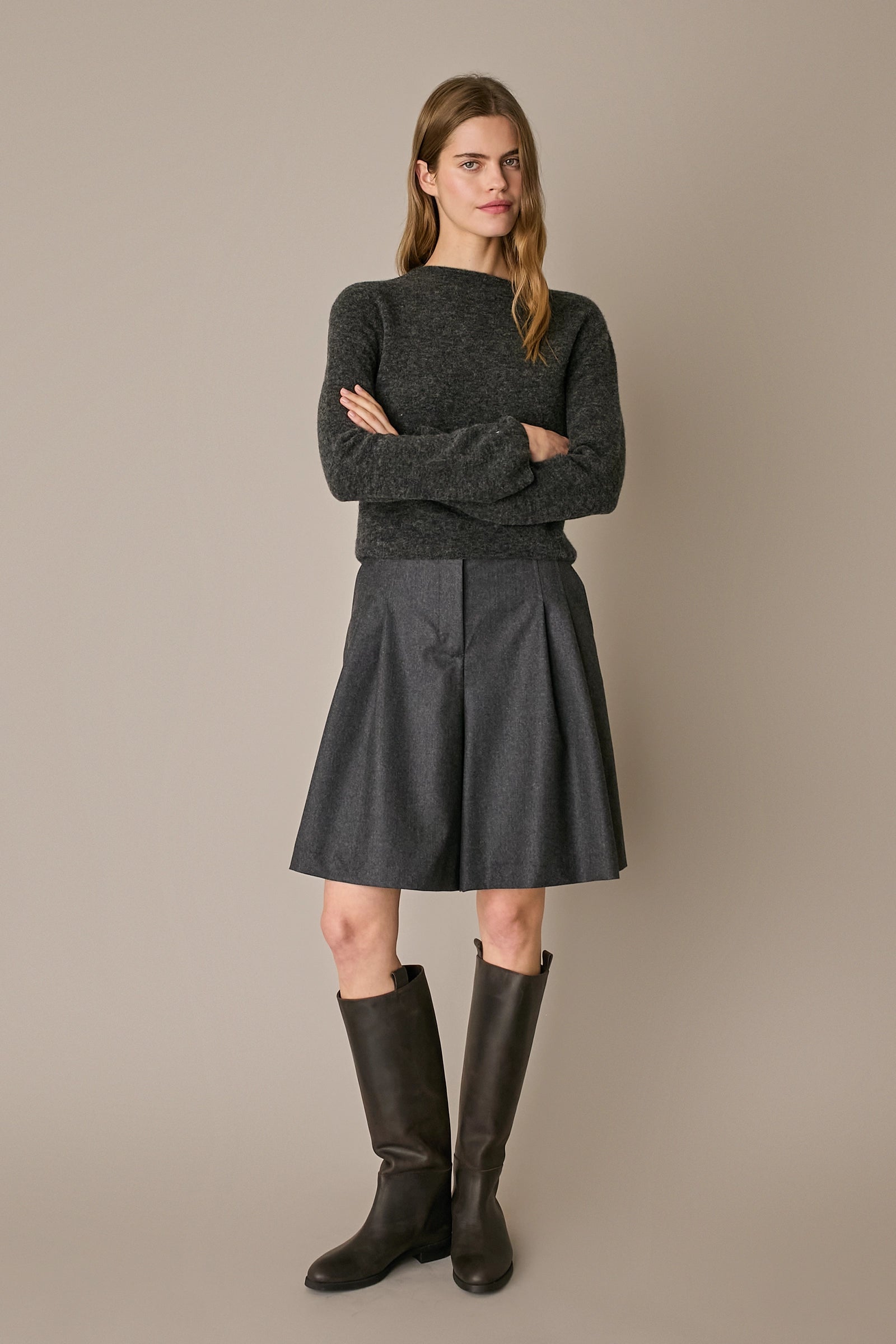 Maglia in alpaca e lana con scollo a barca grigio scuro con maniche svasate