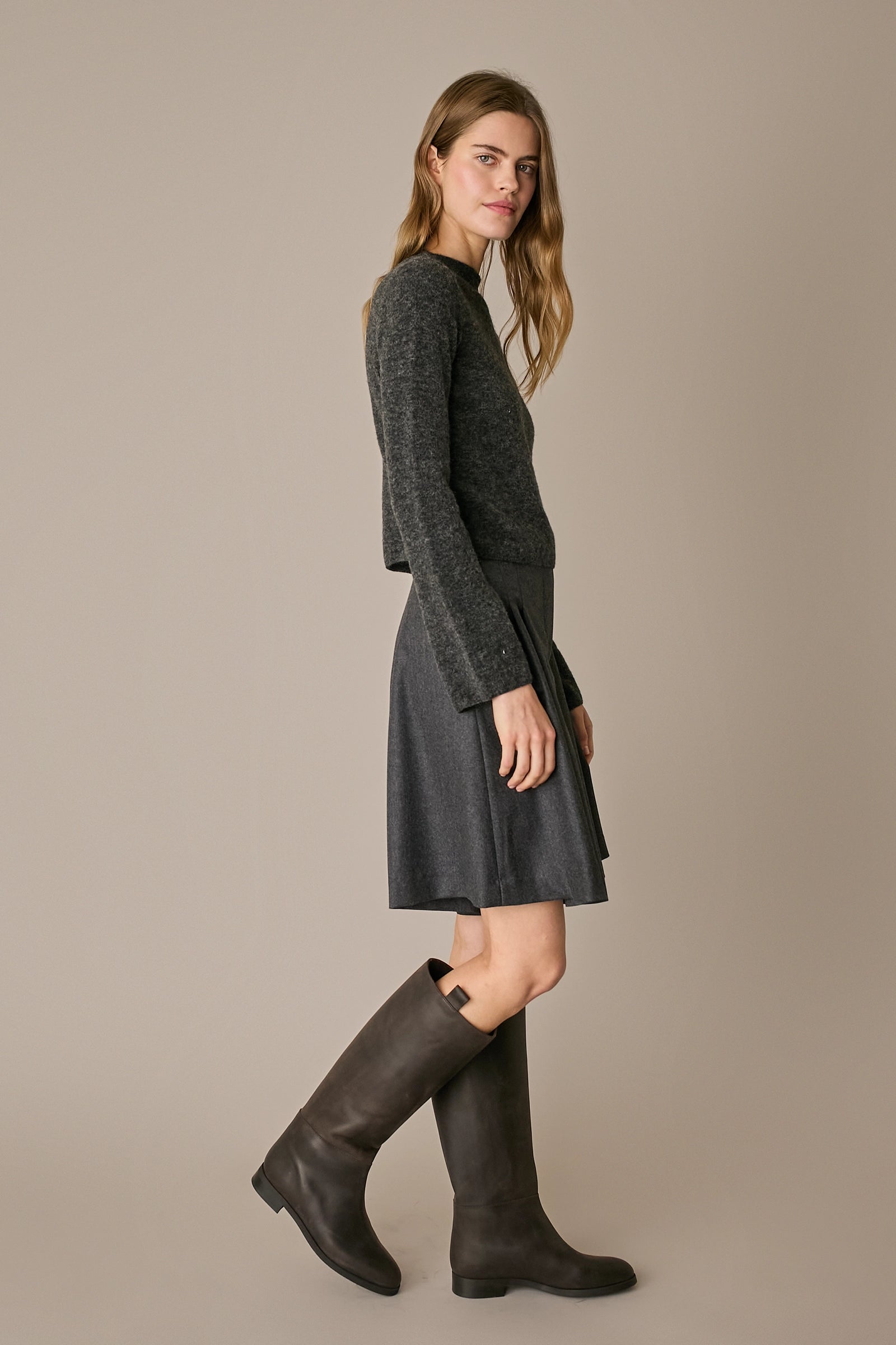 Maglia in alpaca e lana con scollo a barca grigio scuro, maniche svasate