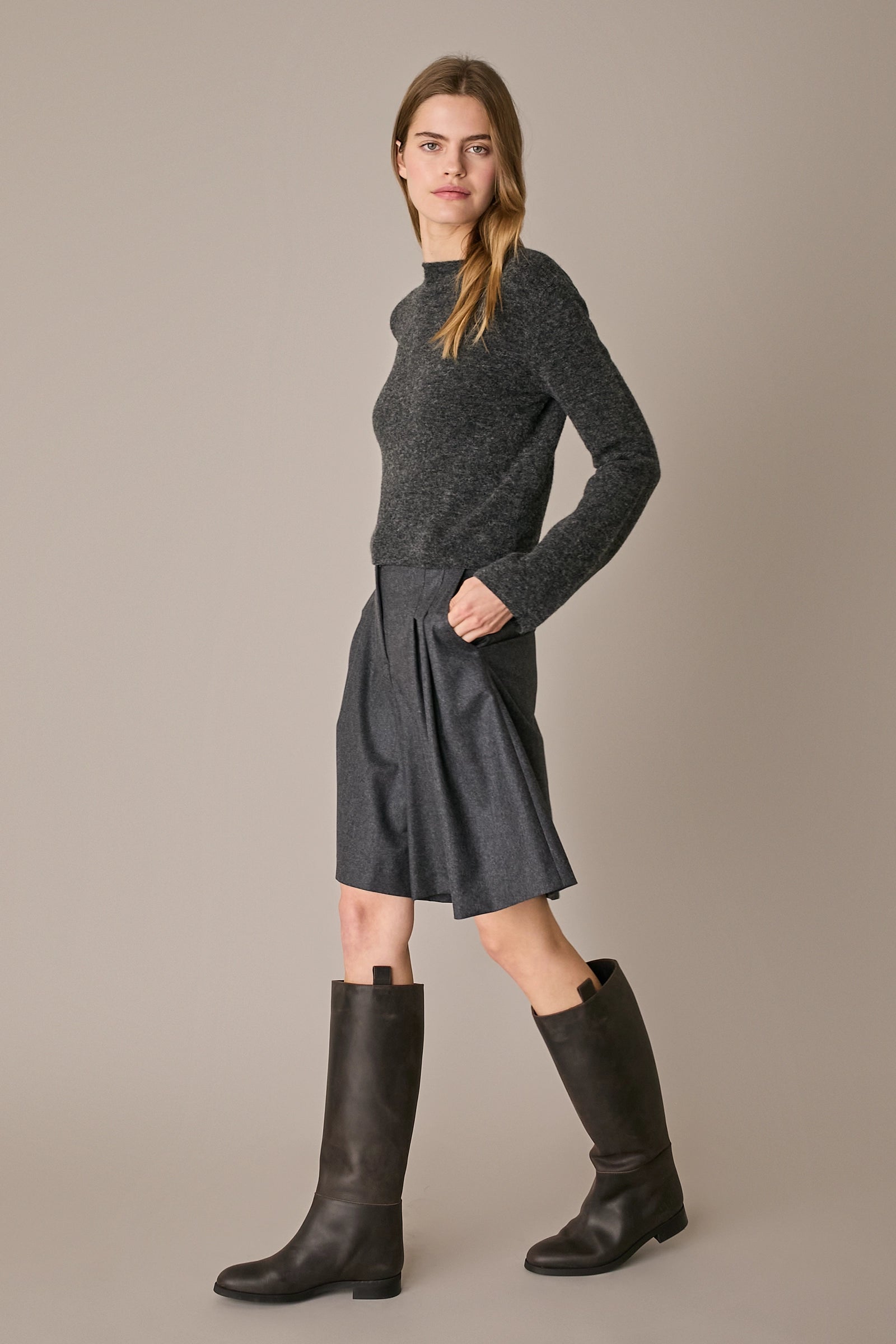 Maglia in alpaca e lana con scollo a barca grigio scuro, scollo a barca e maniche svasate