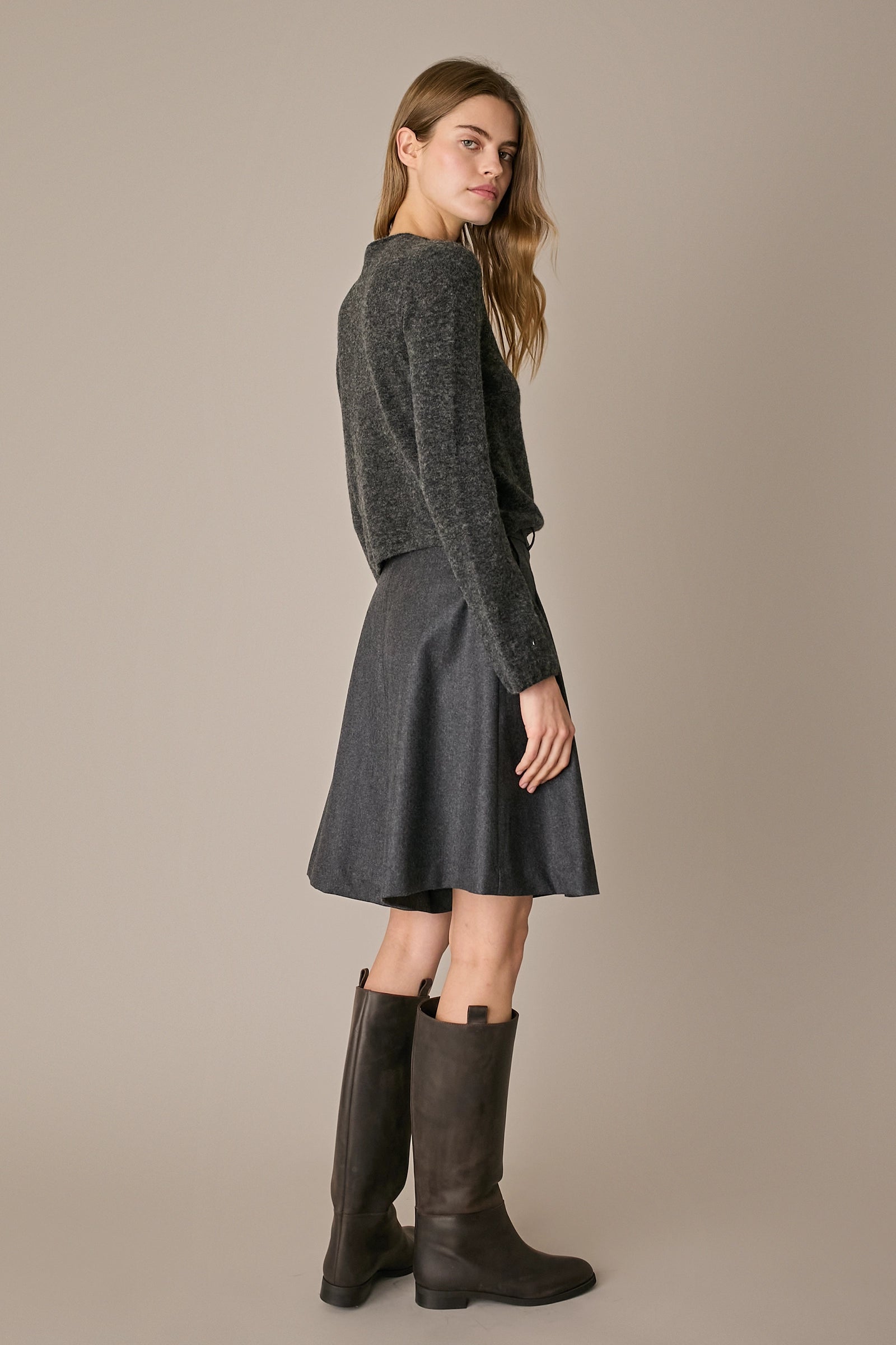 Maglia in alpaca e lana con scollo a barca grigio scuro, maniche svasate e struttura in lana e alpaca