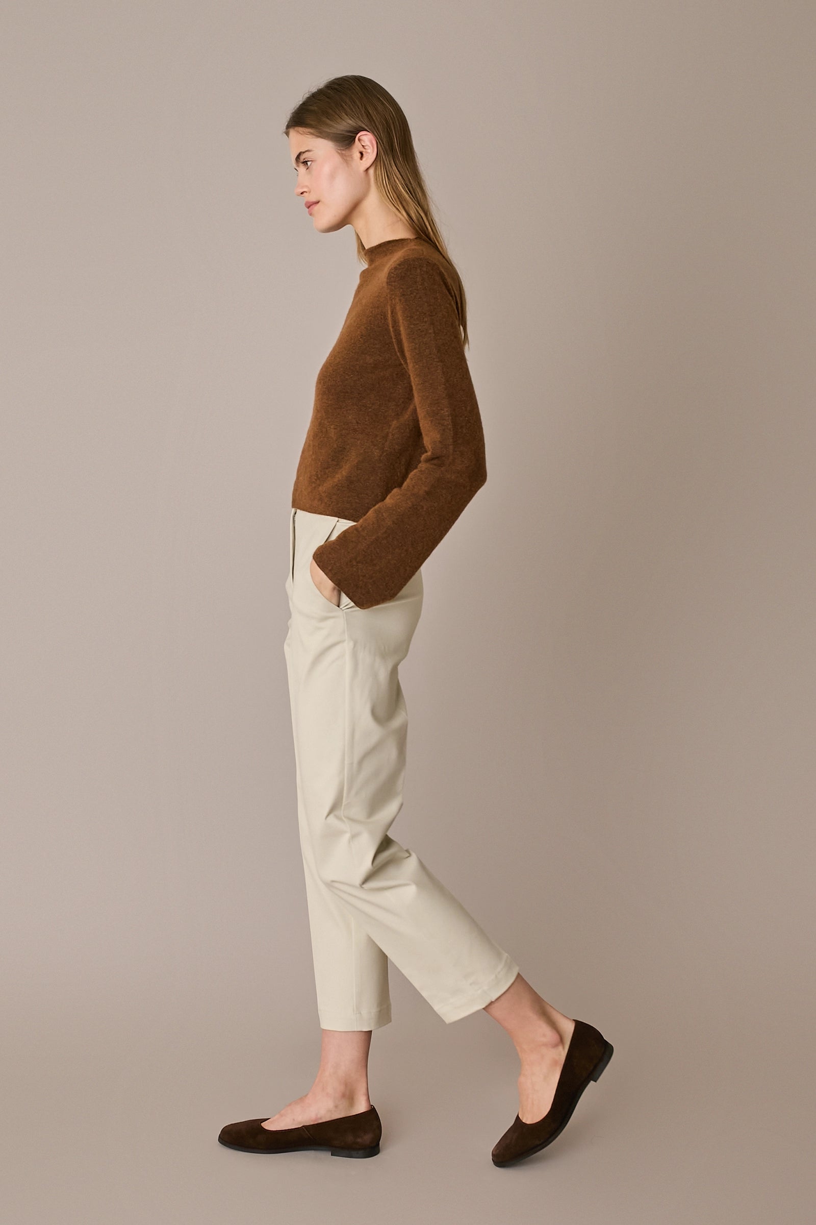 Maglia in alpaca e lana con scollo a barca marrone, maniche svasate e struttura in alpaca e lana