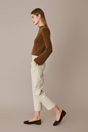Maglia in alpaca e lana con scollo a barca marrone, maniche svasate e struttura in alpaca e lana