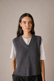 gilet con scollo a v in lana a costine grigio scuro, spacchi laterali