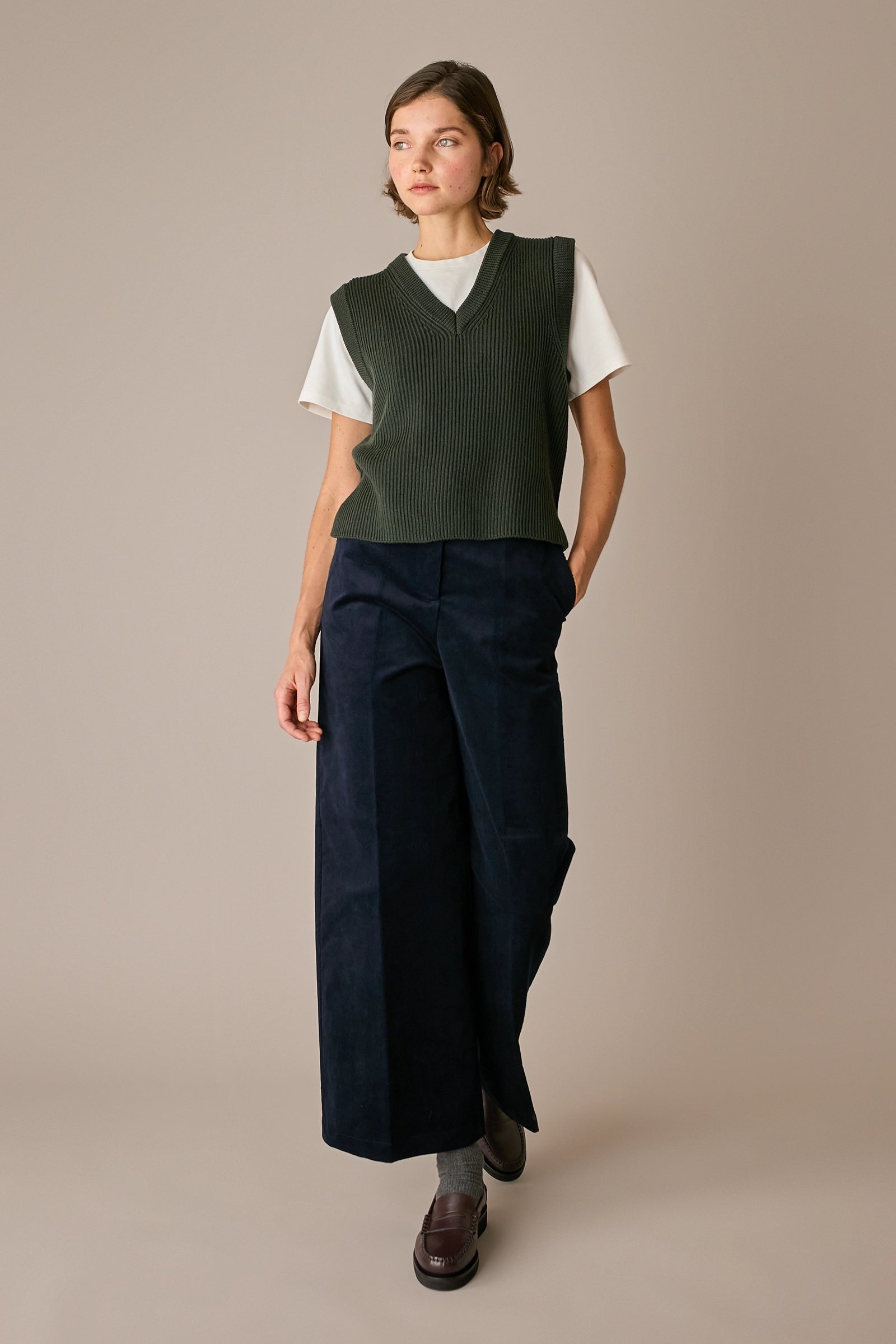 gilet con scollo a v in lana a costine verde bosco, spacchi laterali